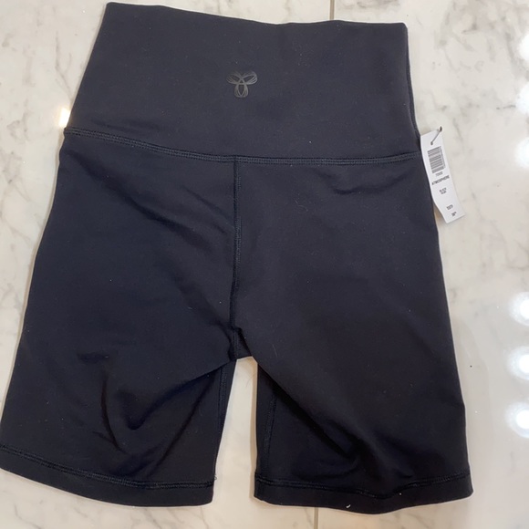 BRAND NEW Aritzia TNA Biker Shorts XS - Picture 3 of 4